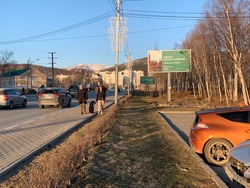 Фотография рекламного носителя, тип: Нестандартный билборд, адрес: Больничная ул., напротив д.40, Южно-Сахалинск, Сахалинская область, Россия. Сторона A №766379