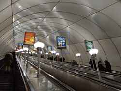 Фотография рекламного носителя, тип: Лайтбокс, адрес: Станция метро «Комендантский проспект», линия Фрунзенско-Приморская, Санкт-Петербург, Россия. Сторона/вариант А №1062063