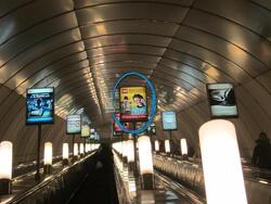 Фотография рекламного носителя, тип: Лайтбокс, адрес: Станция метро «Комендантский проспект», линия Фрунзенско-Приморская, Санкт-Петербург, Россия. Сторона/вариант А №1062060