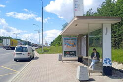 Фотография рекламного носителя, тип: Остановка 1.8x1.2, адрес: МКАД, 38 000м, поз.1, Москва, Россия. Сторона А №997602