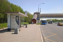 Фотография рекламного носителя, тип: Остановка 1.8x1.2, адрес: МКАД, 38 000м, поз.1, Москва, Россия. Сторона Б №997603