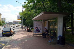 Фотография рекламного носителя, тип: Остановка 1.8x1.2, адрес: Каширское ш., д.6, корп.1, Москва, Россия. Сторона А №927725