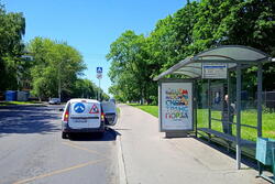 Фотография рекламного носителя, тип: Остановка 1.8x1.2, адрес: Винокурова ул., ост. "Школа №520", Москва, Россия. Сторона А №924081