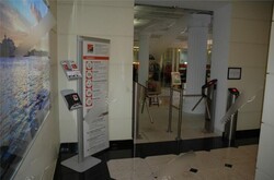 Фотография рекламного носителя, тип: Диспенсер листовок, адрес: Бизнес-центр «Jensen House», 3-я линия, д.62А, Санкт-Петербург, Россия. Сторона/вариант №657021