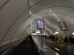 Фотография рекламного носителя, тип: Лайтбокс, адрес: Станция метро «Комендантский проспект», линия Фрунзенско-Приморская, Санкт-Петербург, Россия. Сторона/вариант А №1060724