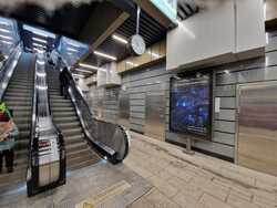 Фотография рекламного носителя, тип: Ситиформат 1.8x1.2, адрес: Площадь трёх вокзалов ст., в вестибюле станции, справа у эскалатора, Московская область, Россия. Сторона A №1080176