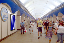 Фотография рекламного носителя, тип: Видеоэкран, адрес: Станция метро «Комендантский проспект», линия Фрунзенско-Приморская, Санкт-Петербург, Россия. Сторона/вариант А1 №1061541