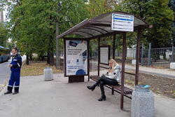 Фотография рекламного носителя, тип: Остановка 1.8x1.2, адрес: 10-я Соколиной Горы ул., д.12, Москва, Россия. Сторона А №925275