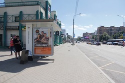 Фотография рекламного носителя, тип: Остановка 1.8x1.2, адрес: Зеленый пр-т., ост. "Метро "Новогиреево", поз.1, Москва, Россия. Сторона Б №1011595