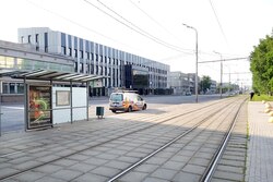 Фотография рекламного носителя, тип: Остановка 1.8x1.2, адрес: Шарикоподшипниковская ул., д.13, стр.2, поз.2, Москва, Россия. Сторона А №803827