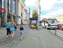 Фотография рекламного носителя, тип: Остановка 1.8x1.2, адрес: Кирова ул., д.20, Калуга, Калужская область, Россия. Сторона В1-B5 №621623