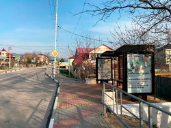 Фотография рекламного носителя, тип: Остановка 1.8x1.2, адрес: Кабардинка с., Школьная-2 остановка, Геленджик, Краснодарский край, Россия. Сторона A №1365614