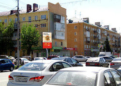 Фотография рекламного носителя, тип: Нестандартный билборд, адрес: Карла Маркса пр-т., д.73, Омск, Омская область, Россия. Сторона Bh1-Bh8 №850730